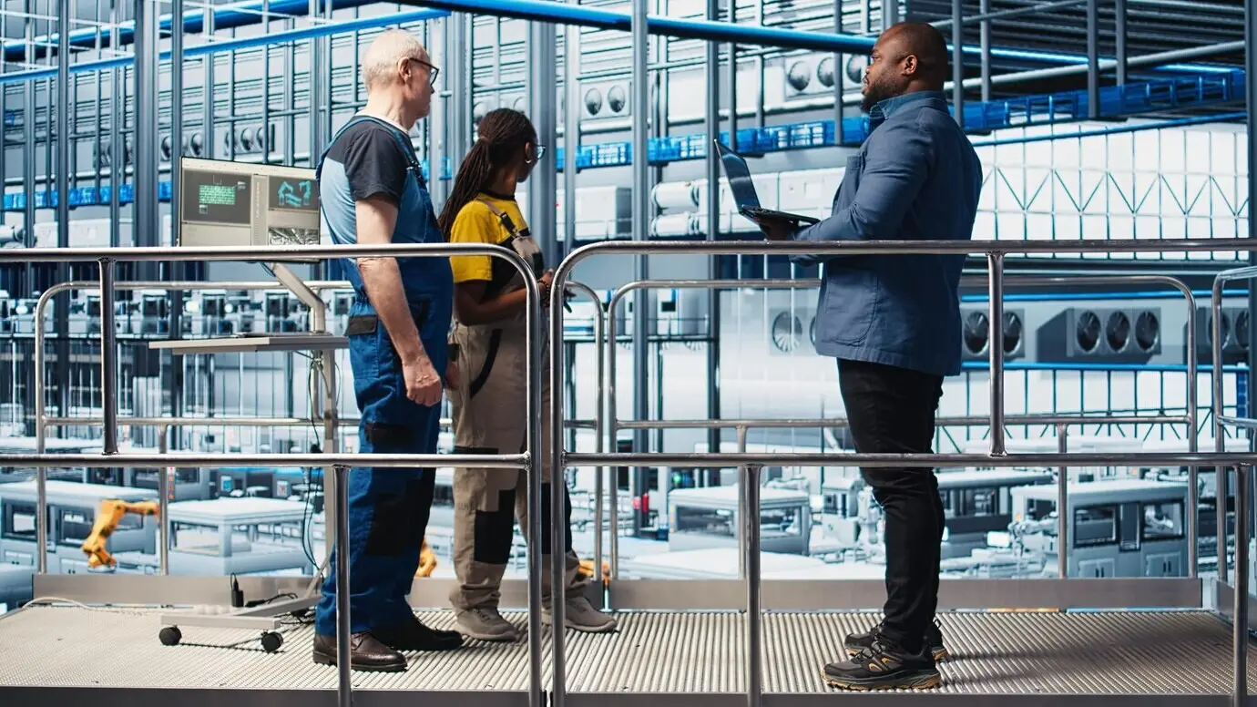 Инвестор посещает завод по производству солнечных панелей индустрии 40 и разговаривает с инженерами.