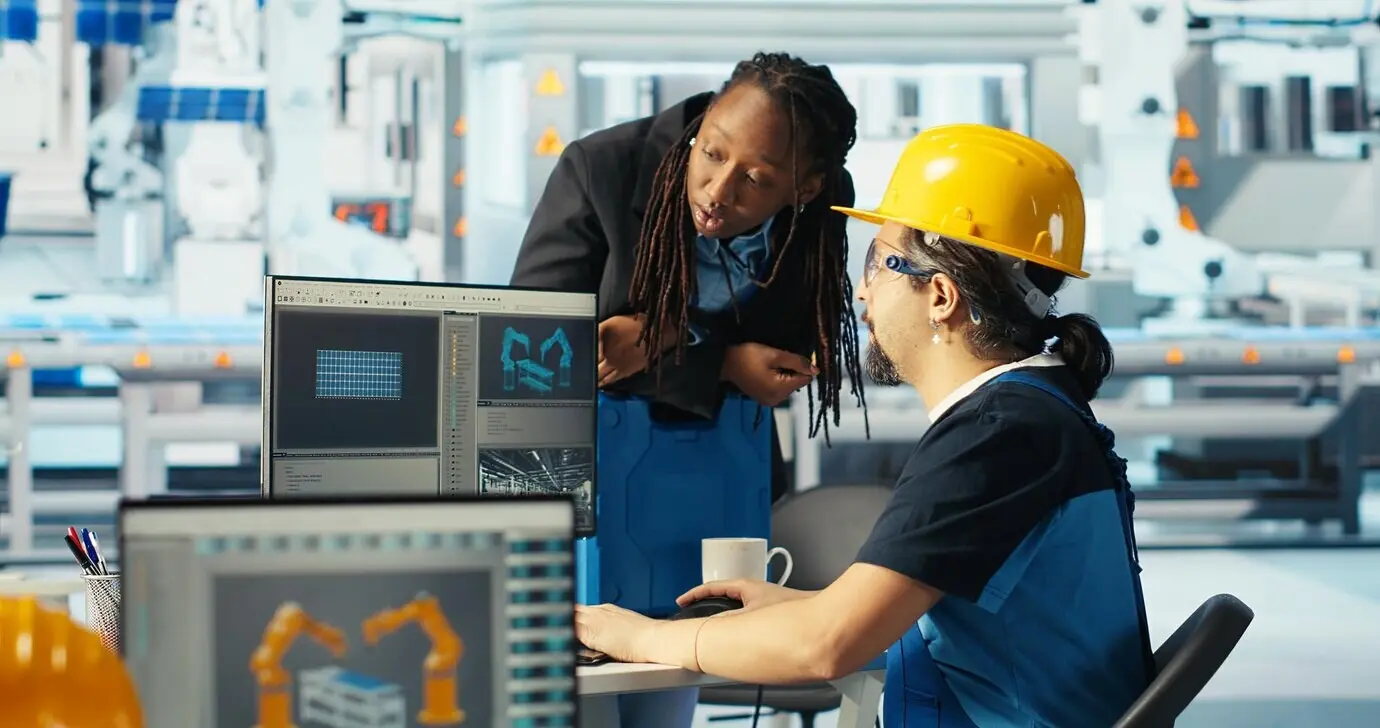 Техник завода по производству солнечных панелей проектирует сборочные линии и информирует менеджера.